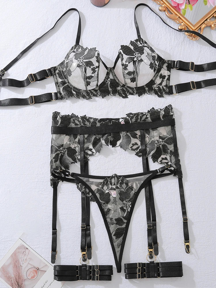 Détail du tulle noir de l’ensemble Les Cinq Secrets