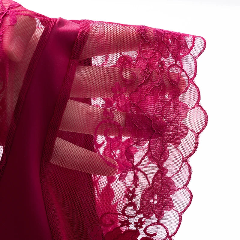 Culotte L’Instinct Fauve noire en dentelle, vue portée de la coupe taille mi-haute