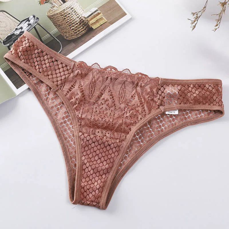 Présentation des quatre coloris du string dentelle taille basse Le Voile Doux
