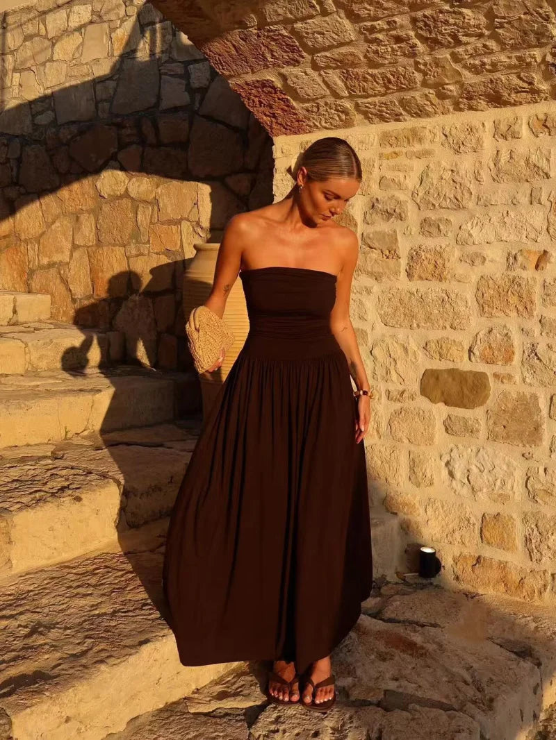 Détail des plis de la robe longue brune L’Éclat Serein