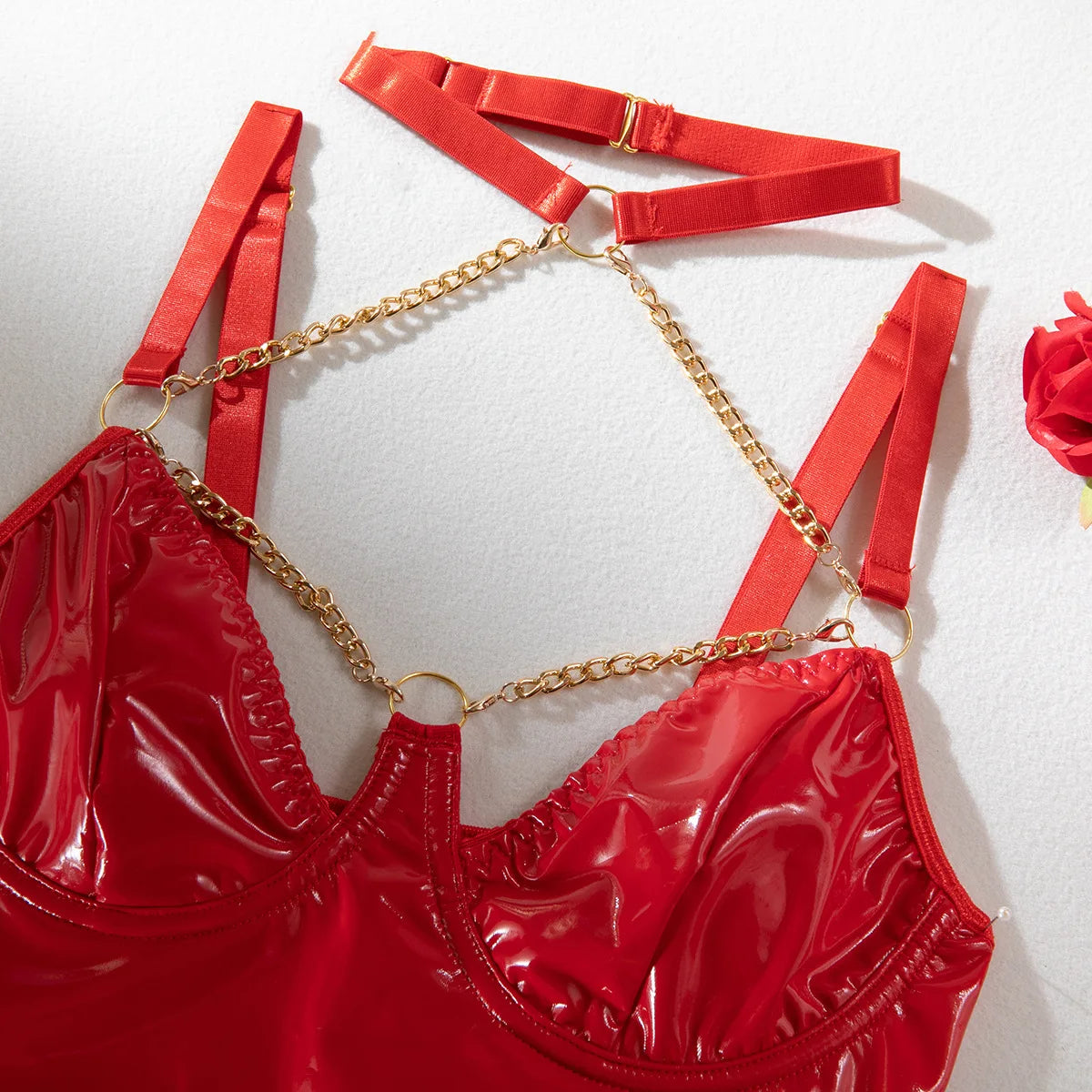 Ensemble lingerie érotique vinyle simili à chaînes dorées La Muse - GUAPPAA