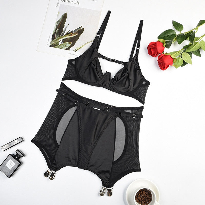 Lingerie fine ensemble trois pièces porte-jarretelles rétro noir rouge ouvert aux fesses St-Joseph - GUAPPAA