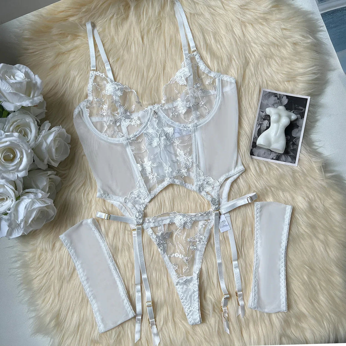Présentation des cinq coloris de l’ensemble lingerie brodé L’Arabesque Fine