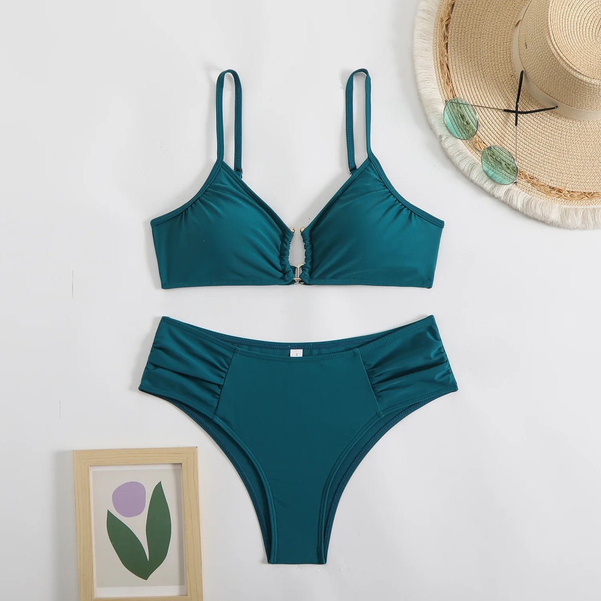 Bikini femme L’Épure Chromatique, vue détaillée de la silhouette triangle