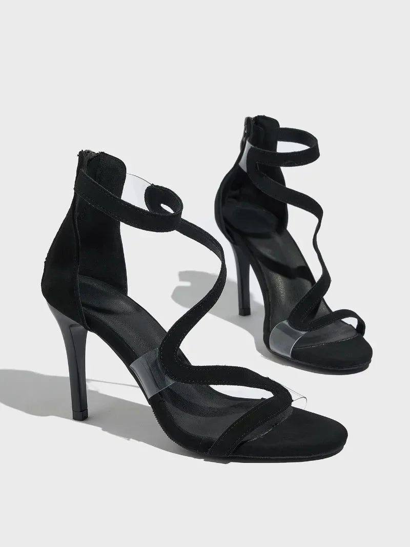 Sandales noires à plateforme pour femme, détail des brides et du talon fin haut