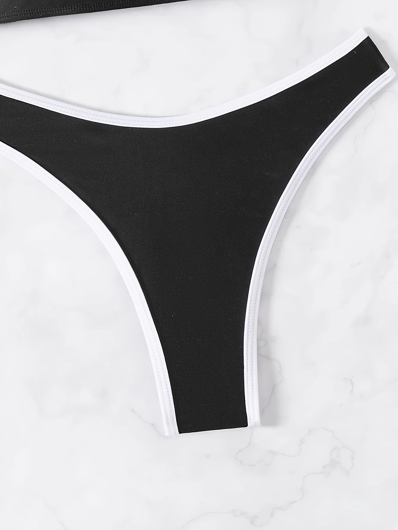 Bikini string bandeau asymétrique push-up noir et blanc Murcia - GUAPPAA