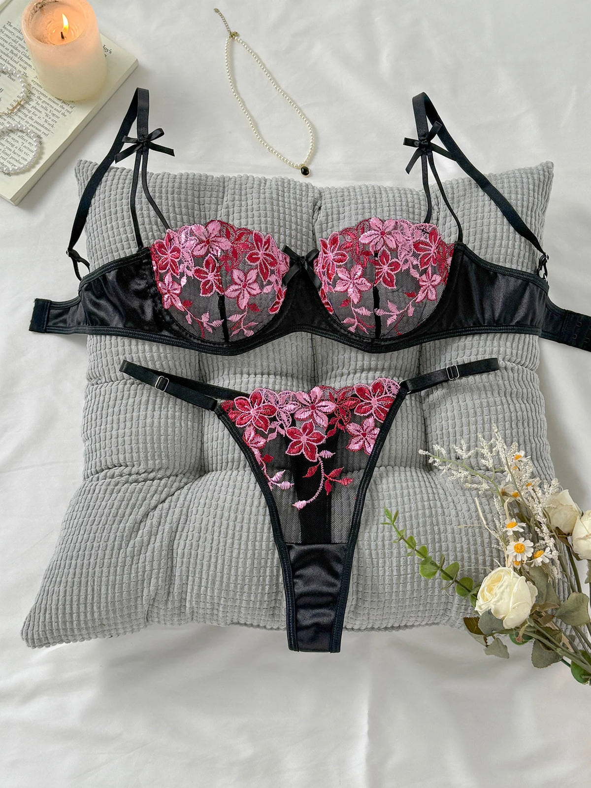 Ensemble lingerie brodé La Veillée Pourpre avec armatures