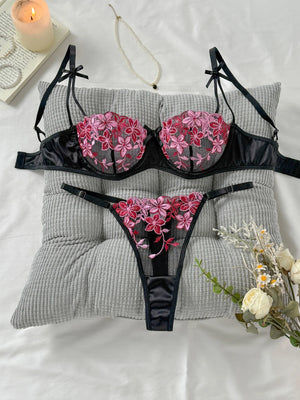 Ensemble lingerie brodé La Veillée Pourpre avec armatures