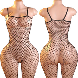 La Collection Obscure, présentation d’une silhouette de lingerie ajourée pour femme