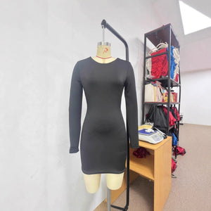 Vue arrière de la robe courte noire La Ligne Nocturne à coupe slim pour femme