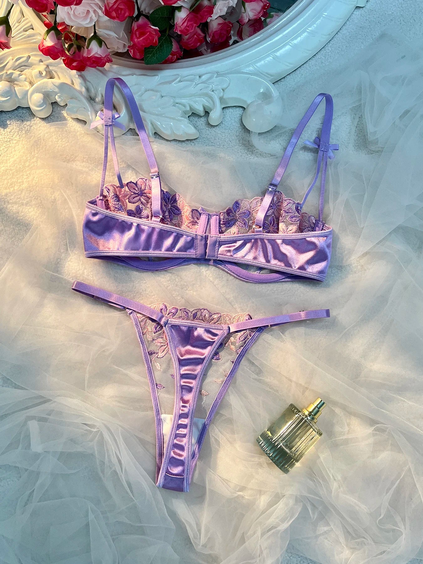 Bretelles réglables de l’ensemble lingerie La Veillée Pourpre