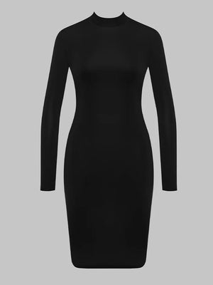 La Ligne Sombre, vue portée de la robe noire ajustée en polyester et élasthanne