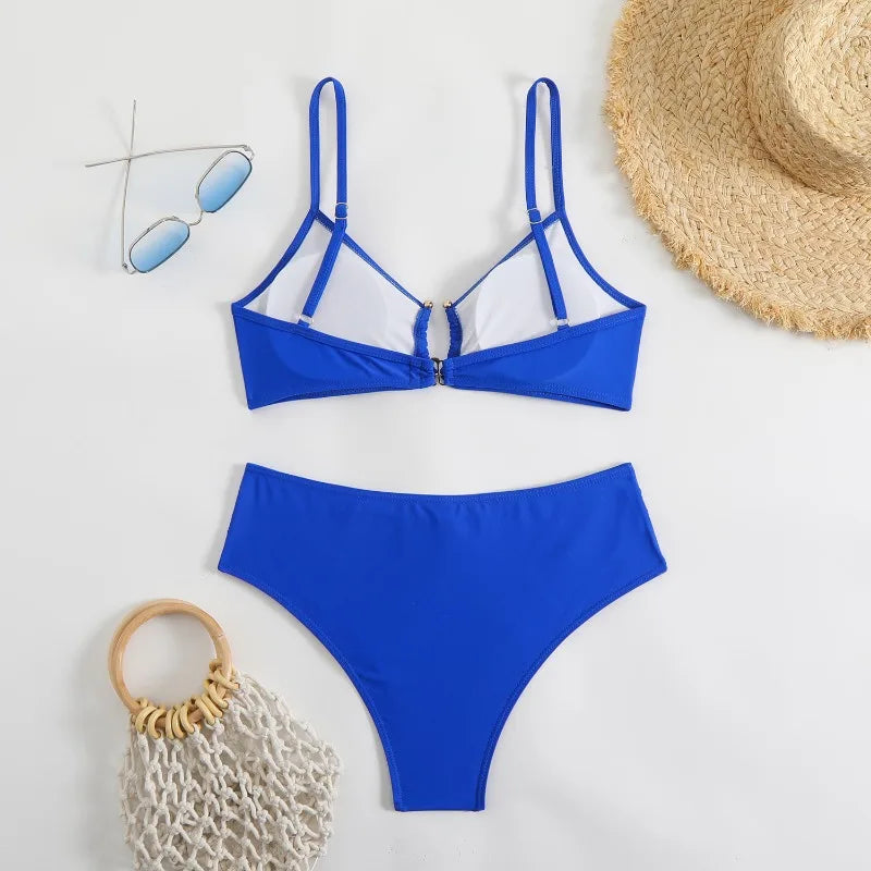 L’Épure Chromatique, bikini triangle uni avec haut à décolleté en V profond