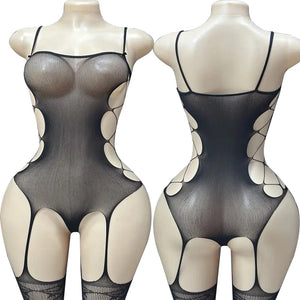 La Collection Obscure, vue d’ensemble d’un modèle de lingerie ajourée en noir