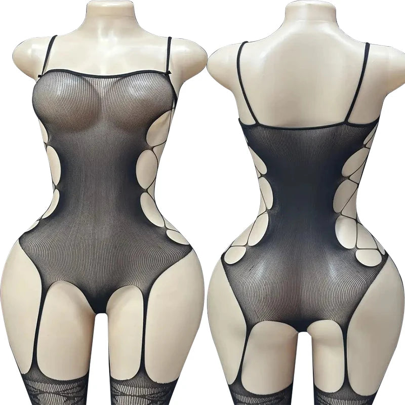 La Collection Obscure, vue d’ensemble d’un modèle de lingerie ajourée en noir