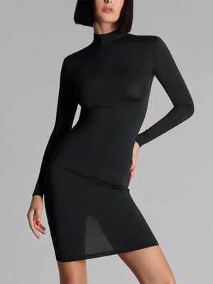 Robe La Ligne Sombre, détail des empiècements en maille transparente noire