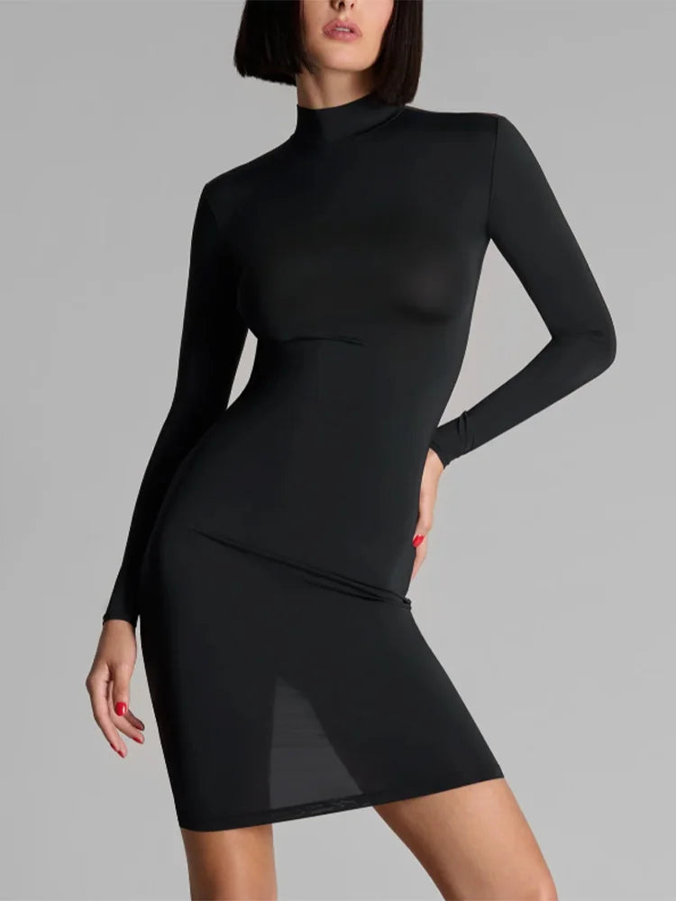 Robe La Ligne Sombre, détail des empiècements en maille transparente noire