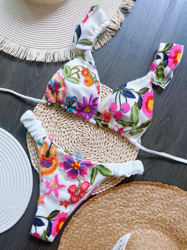 Bikini string brésilien brodé blanc fleuri Tropicana