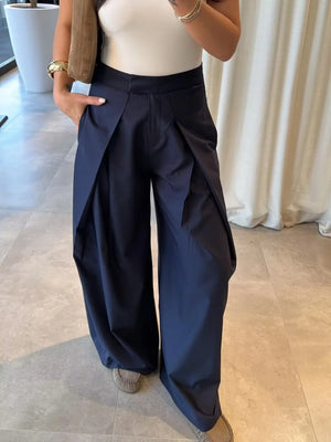 La Ligne Ample, détail de la coupe ample et de la longueur complète du pantalon
