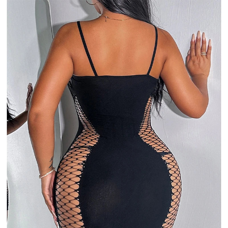 Vue arrière du cover-up en résille noire Le Voile des Dunes, taille unique