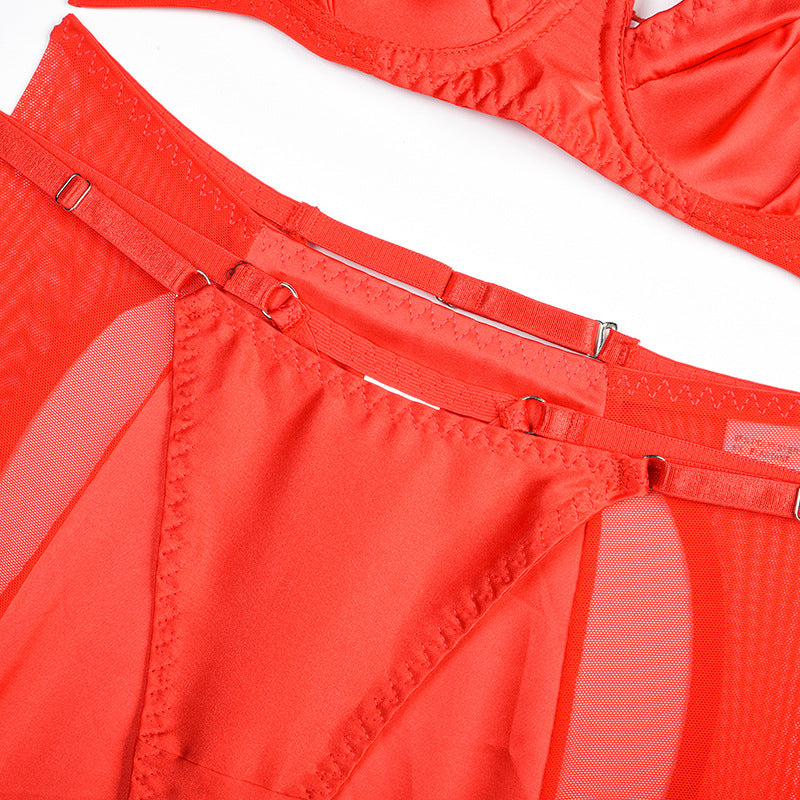 Lingerie fine ensemble trois pièces porte-jarretelles rétro noir rouge ouvert aux fesses St-Joseph - GUAPPAA