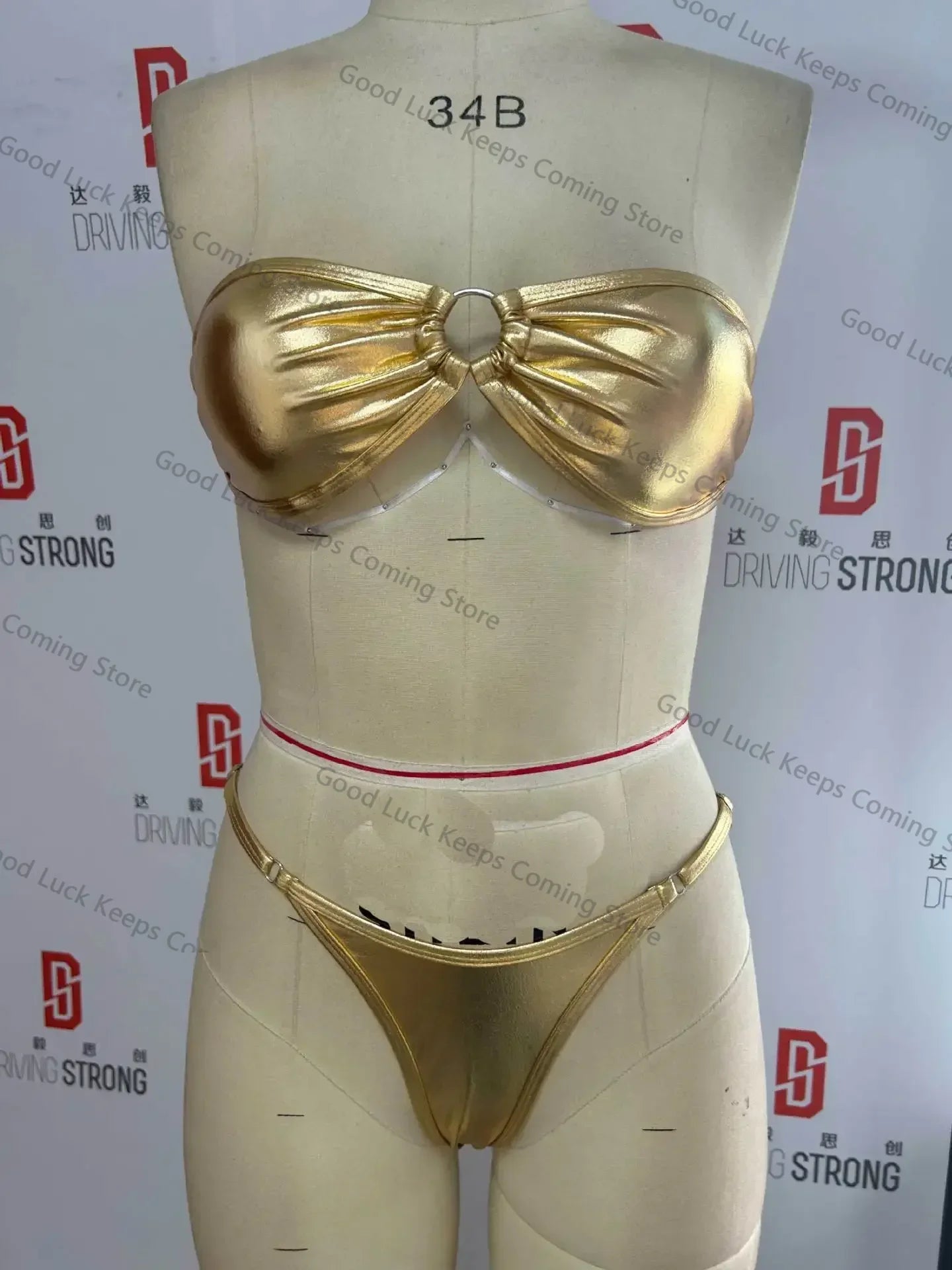 Détail des anneaux métalliques du bikini bandeau deux pièces L’Éclat Croisé