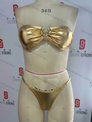 Détail des anneaux métalliques du bikini bandeau deux pièces L’Éclat Croisé
