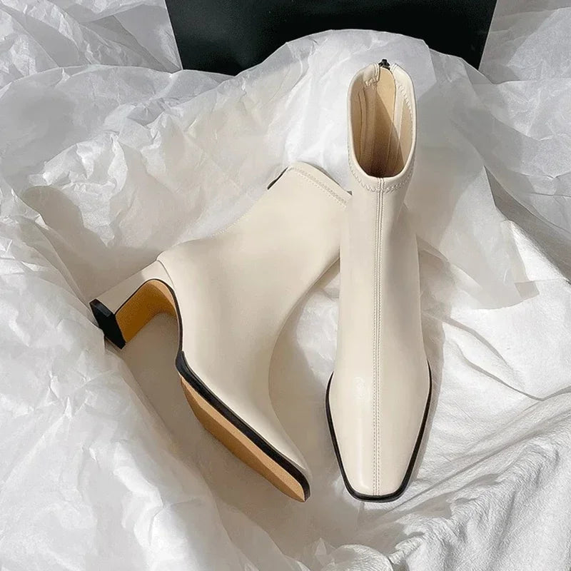 Bottines L’Allure d’Hiver, vue portée du modèle à bout carré pour une silhouette hivernale