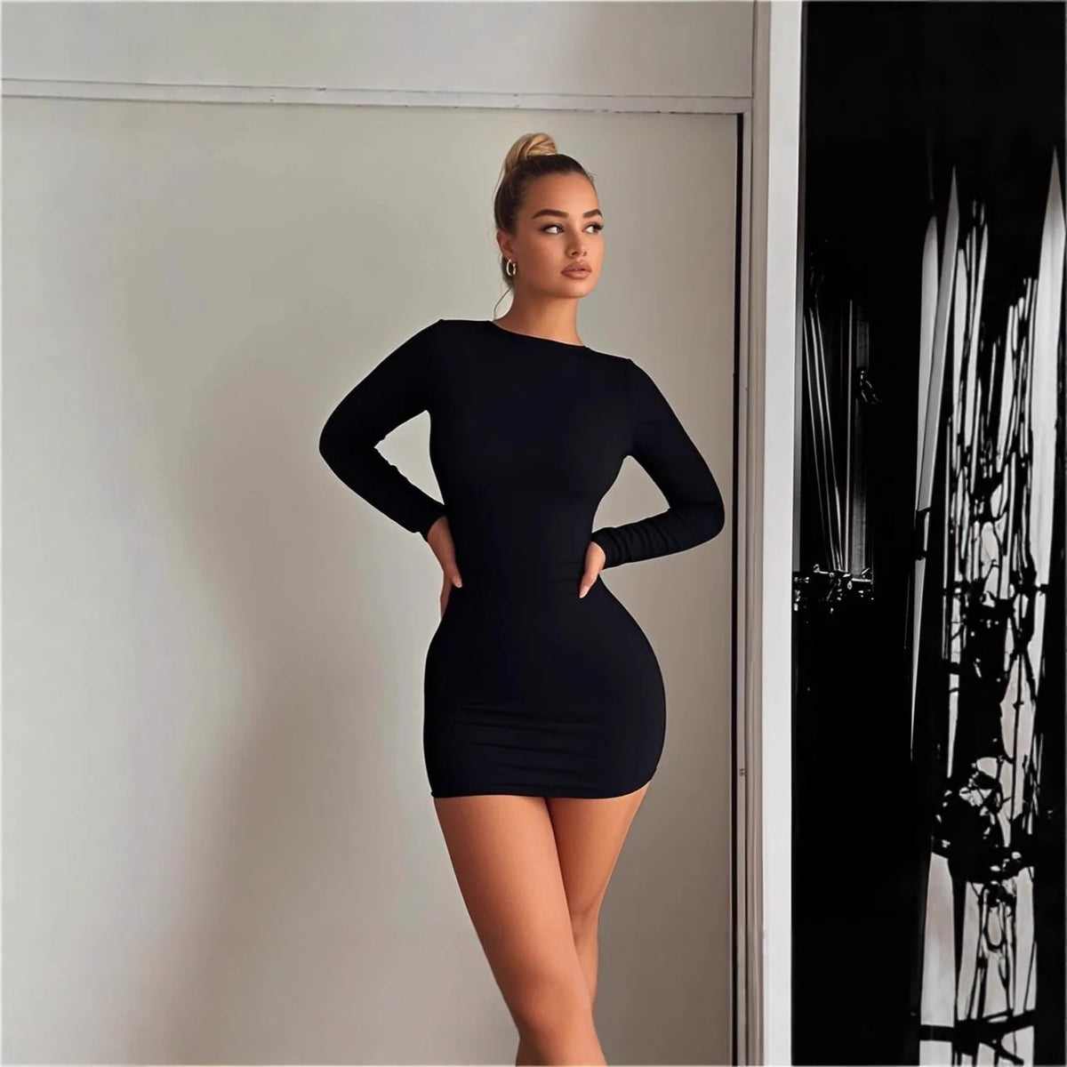 Mini robe noire La Ligne Nocturne à manches longues et col rond, vue principale du modèle