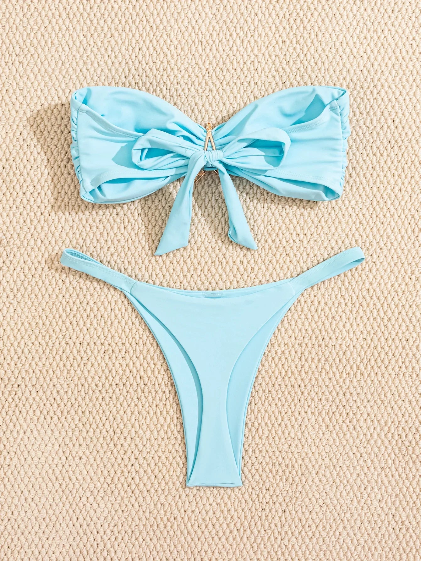 Bikini L’Étoile Solaire bleu ciel avec haut bandeau et décoration étoile de mer