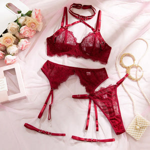 Présentation des coloris noir et rouge de l’ensemble lingerie La Broderie Nocturne