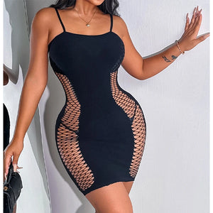 Détail de la maille ajourée de la robe de plage noire Le Voile des Dunes