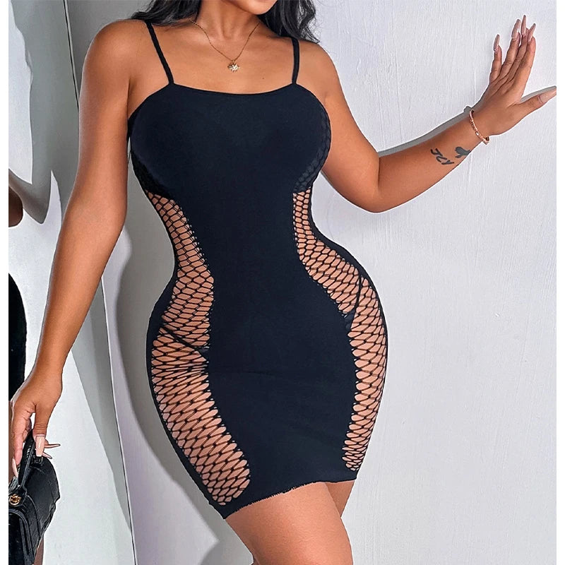 Détail de la maille ajourée de la robe de plage noire Le Voile des Dunes