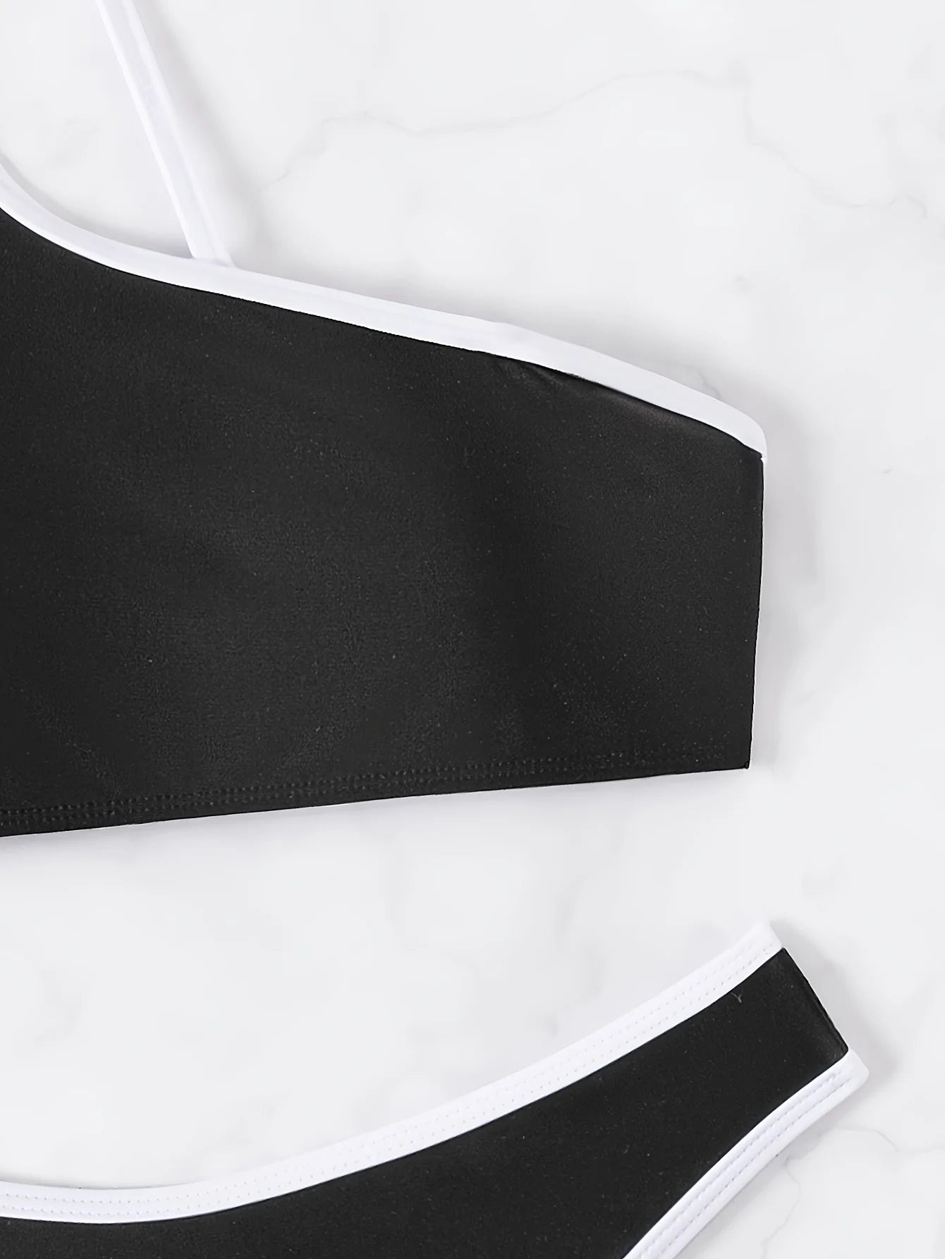 Bikini string bandeau asymétrique push-up noir et blanc Murcia - GUAPPAA
