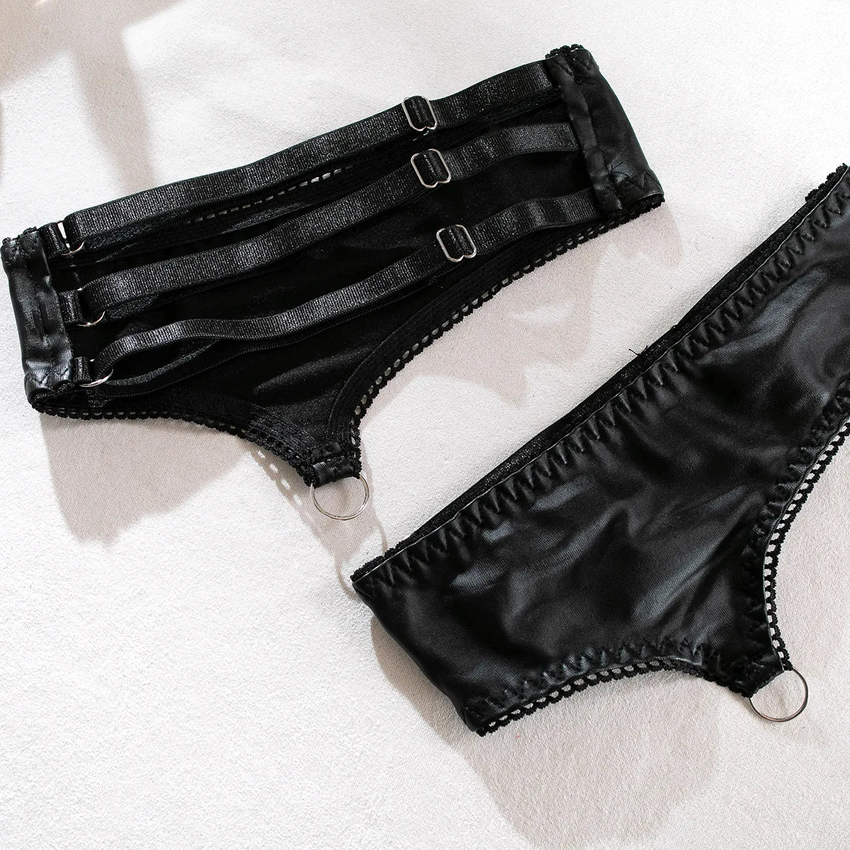 Vue de profil de l’ensemble lingerie La Captivante
