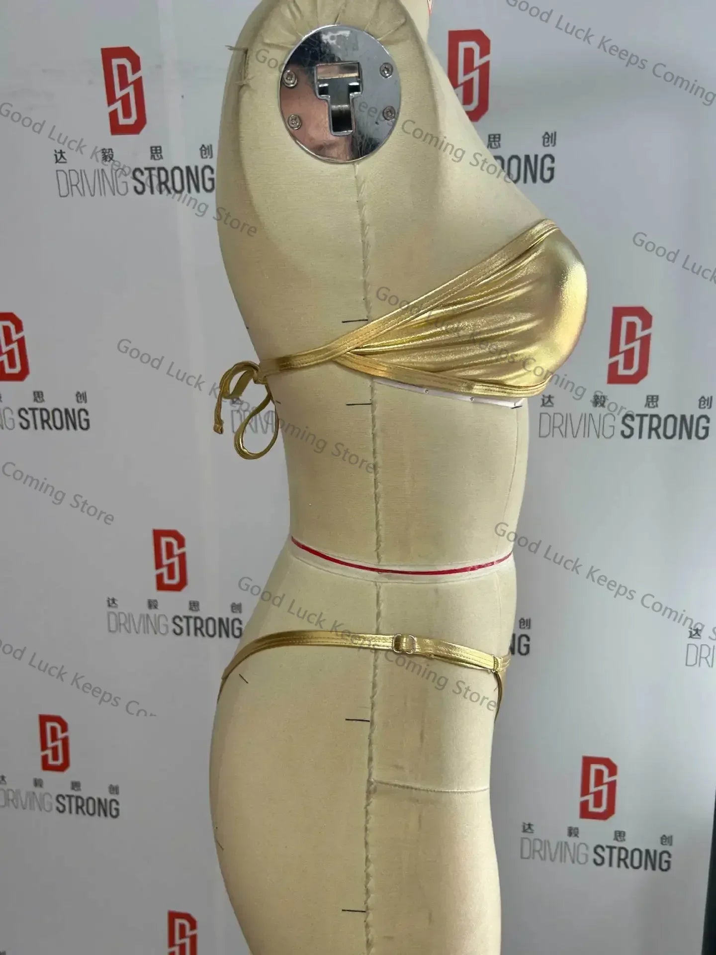 Bas string taille basse du bikini L’Éclat Croisé, détail de la coupe minimaliste