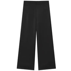 Détail du tombé du pantalon large La Ligne Satinée