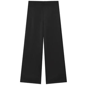 Détail du tombé du pantalon large La Ligne Satinée