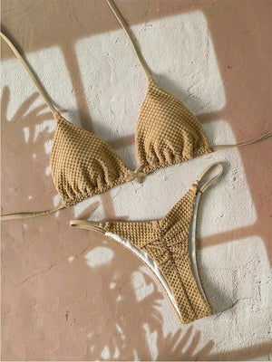 Bikini brésilien lacé Almería en coloris noir avec ligne deux pièces signé Guappaa
