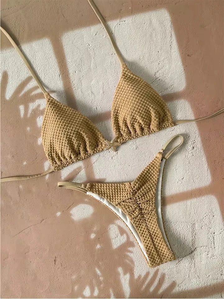 Bikini brésilien lacé Almería en coloris noir avec ligne deux pièces signé Guappaa