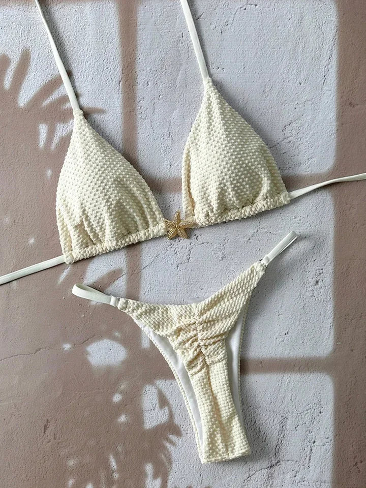 Bikini Almería café clair avec coupe brésilienne et liens décoratifs signé Guappaa