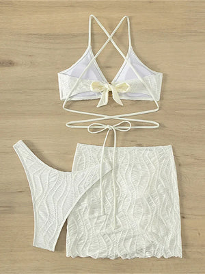 Bikini blanc Ibiza avec anneaux et jeux de liens, jupe en maille légère pour un look beachwear, Guappaa