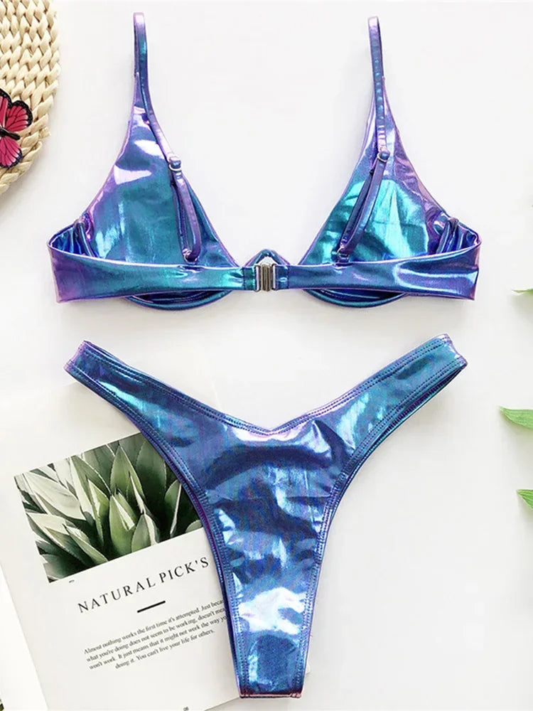 Bikini bleu Tossa avec armatures et finition similicuir, vue portée dans un esprit plage moderne, Guappaa