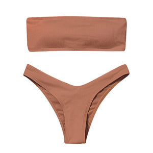 Bikini Cala Brisa vert avec haut bandeau sans bretelles et silhouette deux pièces Guappaa