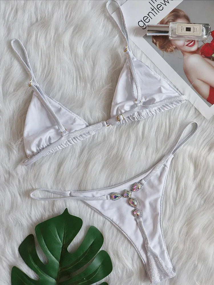 Présentation du haut triangle du bikini Cala Diamante avec ornements de strass Guappaa