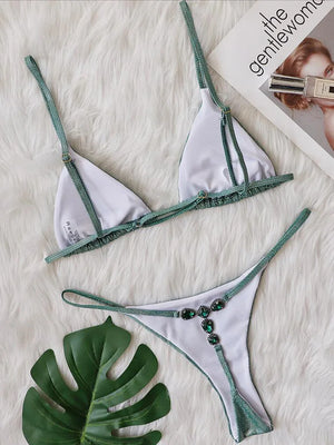 Présentation du bas taille basse du bikini Cala Diamante avec détails lumineux Guappaa