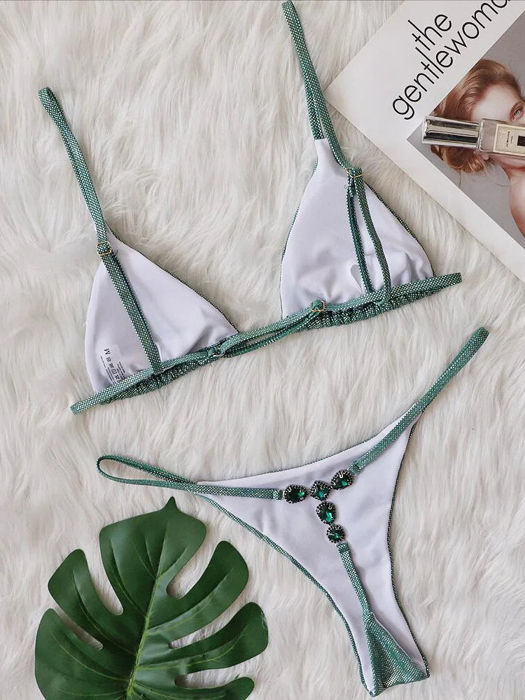 Présentation du bas taille basse du bikini Cala Diamante avec détails lumineux Guappaa