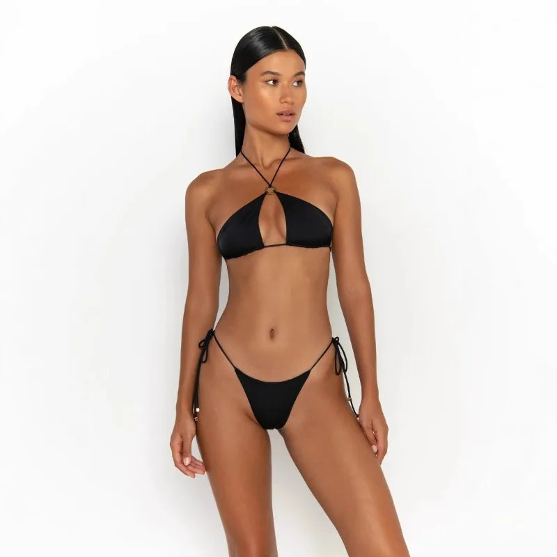 Bikini Marbella à découpes latérales et liens réglables, vue portée estivale pour la plage, Guappaa