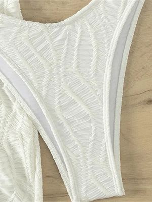 Bikini Ibiza blanc coordonné à une jupe en maille, coupe audacieuse pour plage et piscine, Guappaa