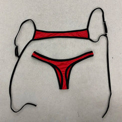 Bikini rouge Alicante à lacets et dos nu, vue portée estivale pour plage et piscine, Guappaa